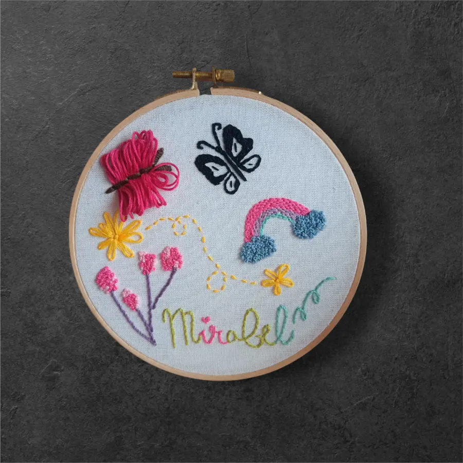 Broderie sur le theme du dessin animé Encanto avec différents motifs (papillon, arc en ciel ect)